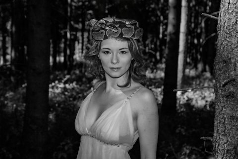 eine frau mit einer schlange im wald